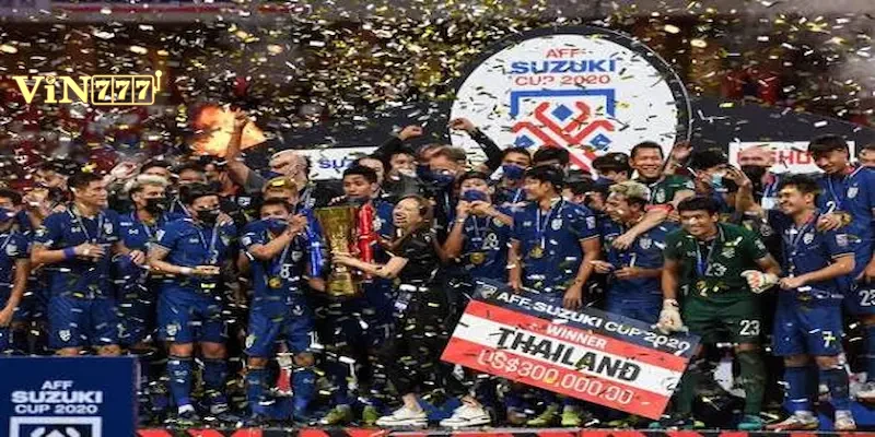 Chuyên gia thể thao đang phân tích phong độ thi đấu và chiến thuật của các đội bóng AFF Cup